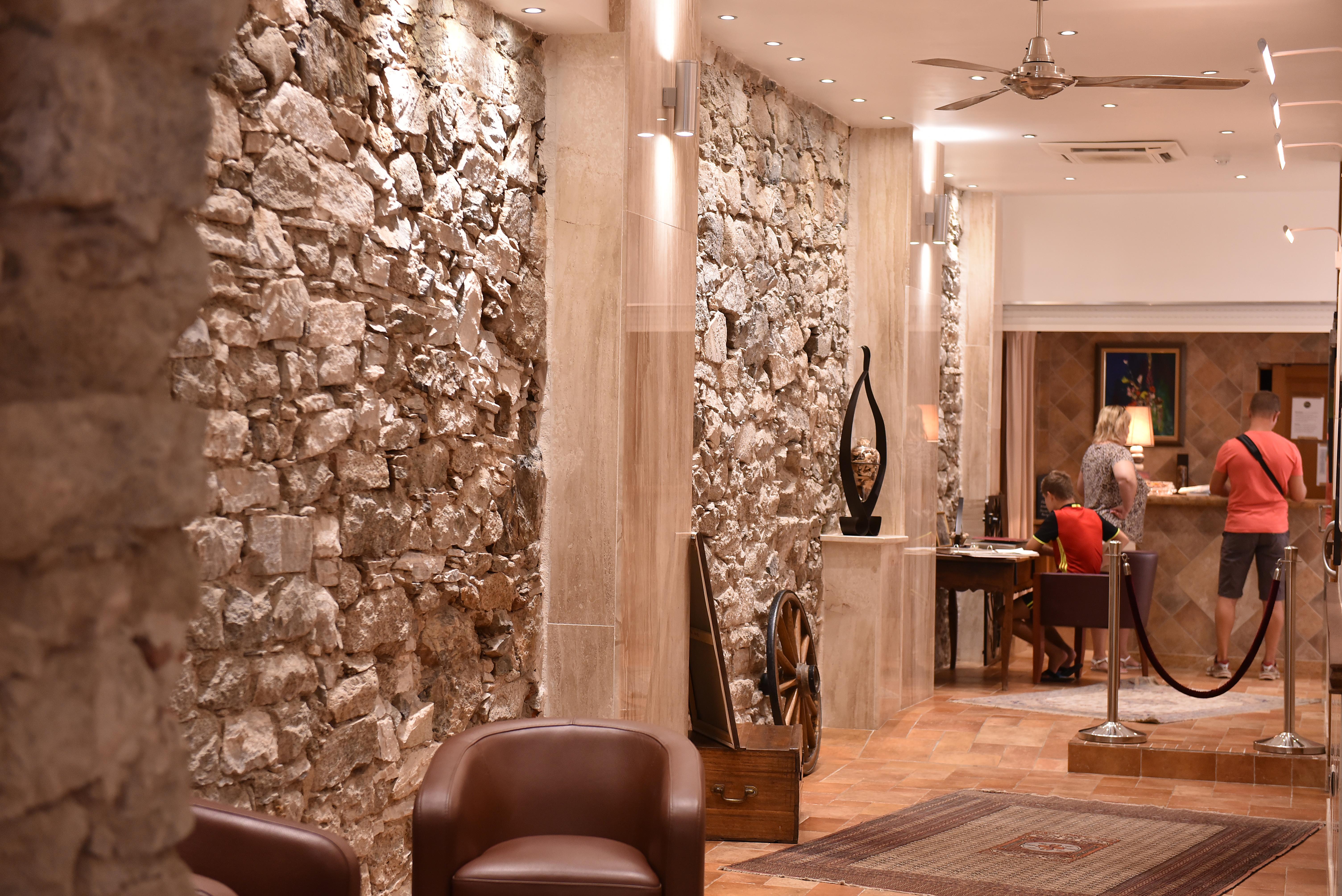 Les Jardins De La Glaciere Hotel
