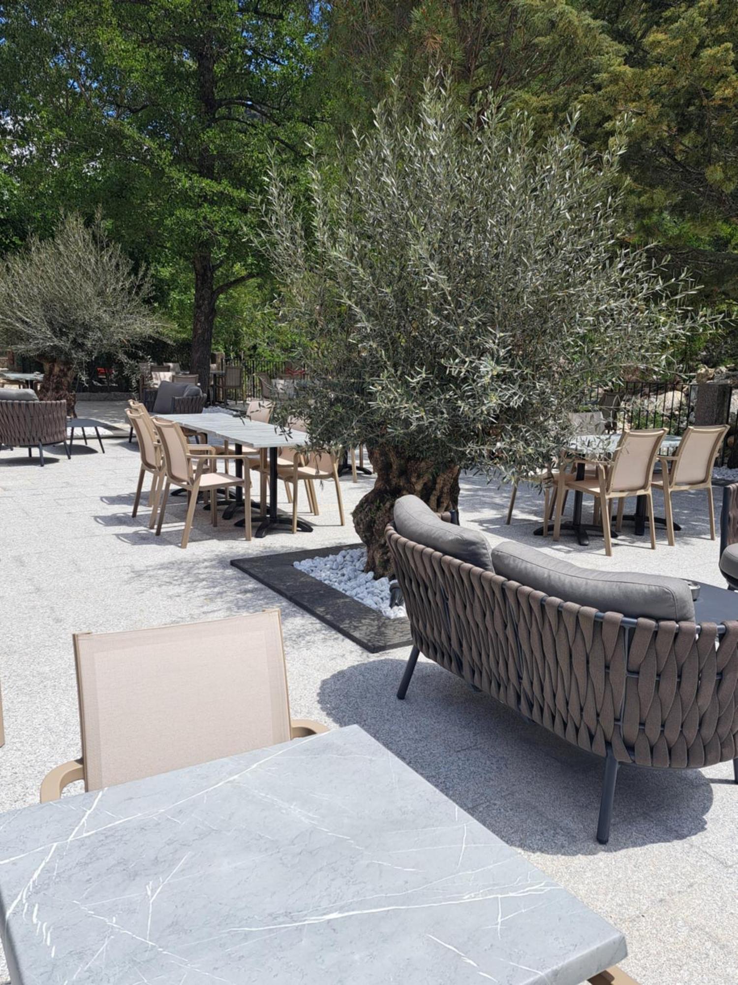 Les Jardins De La Glaciere Hotel